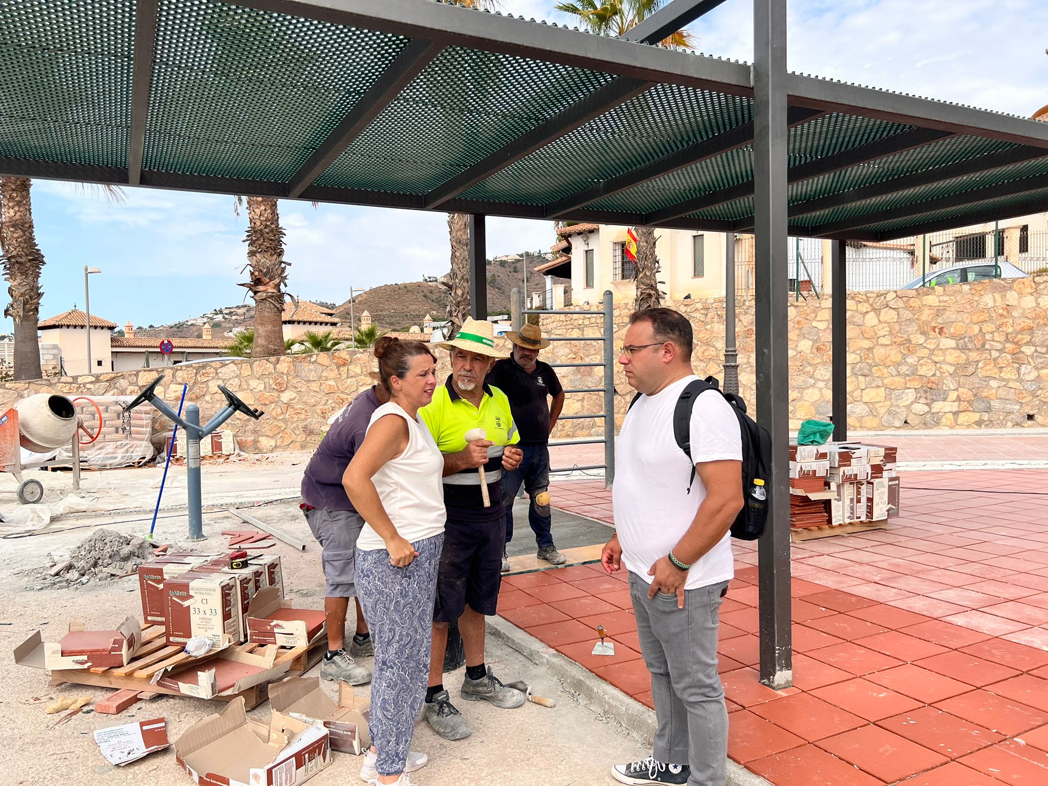 Los trabajos de rehabilitacin y mejora de la Plaza Mirador de la Santa Cruz de Almucar llegan a su recta final